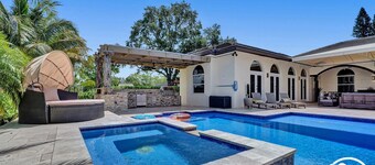 8-BR with Pool & Mini-golf & Soccer