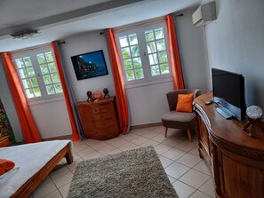 5 bedrooms, desk, iron/ironing board, free WiFi