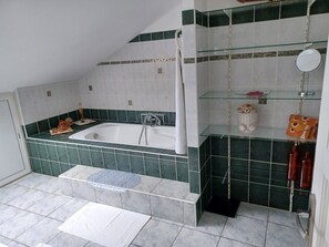 Bathtub, hair dryer, towels, soap - La caz à Anne, Villa de Charme (Saint Paul)