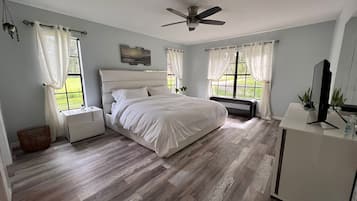 5 quartos, escrivaninha, ferros/tábuas de passar roupa