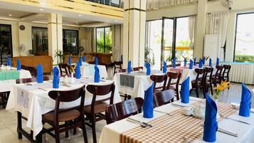 Café da manhã com buffet grátis todos os dias