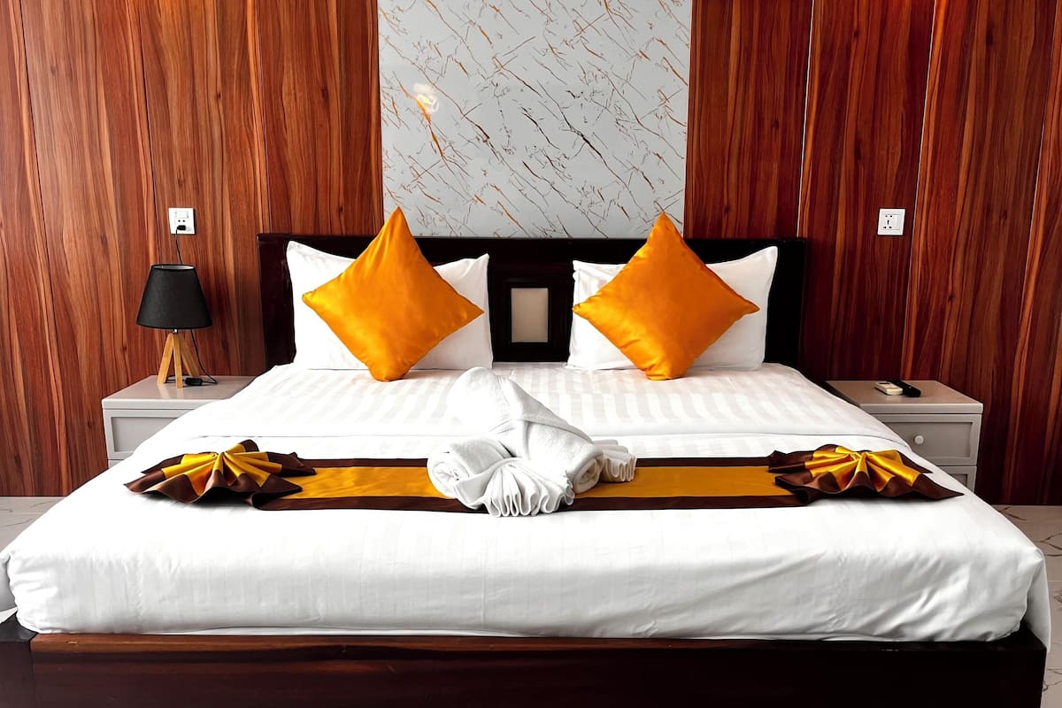 Deluxe Double Room | 1 bedroom, hypo-allergenic bedding, pillowtop beds, minibar