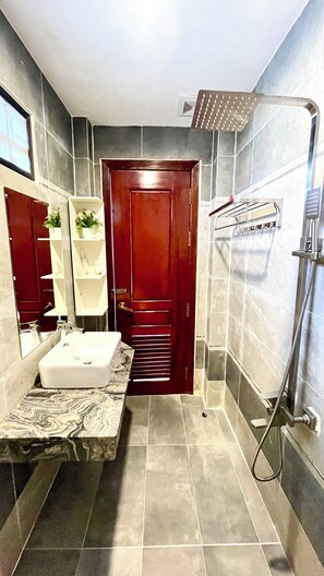 Habitació doble Deluxe, balcó | Bany | Dutxa, capçal de dutxa tipus cascada i articles de tocador gratuïts 