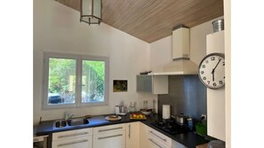 Fridge, microwave, oven, dishwasher - Villa sur le Golf Entre Océan et lac (Lacanau)