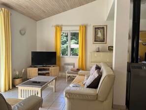 Smart-TV, Kamin, DVD-Player, Bücher