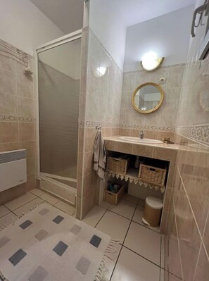 Dusche, Haartrockner, Handtücher, Seife