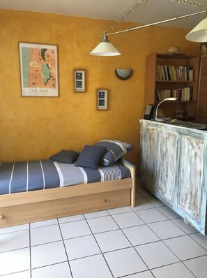 4 bedrooms, desk, iron/ironing board, travel crib