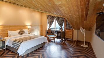 Standardrum - 1 dubbelsäng | Värdeförvaringsskåp på rummet, skrivbord och arbetsyta för laptop