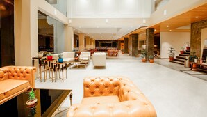A spacious lobby with a high ceiling, modern furniture, and a central seating area. - Naturevilas Sarovar Premiere Manali (Manali)