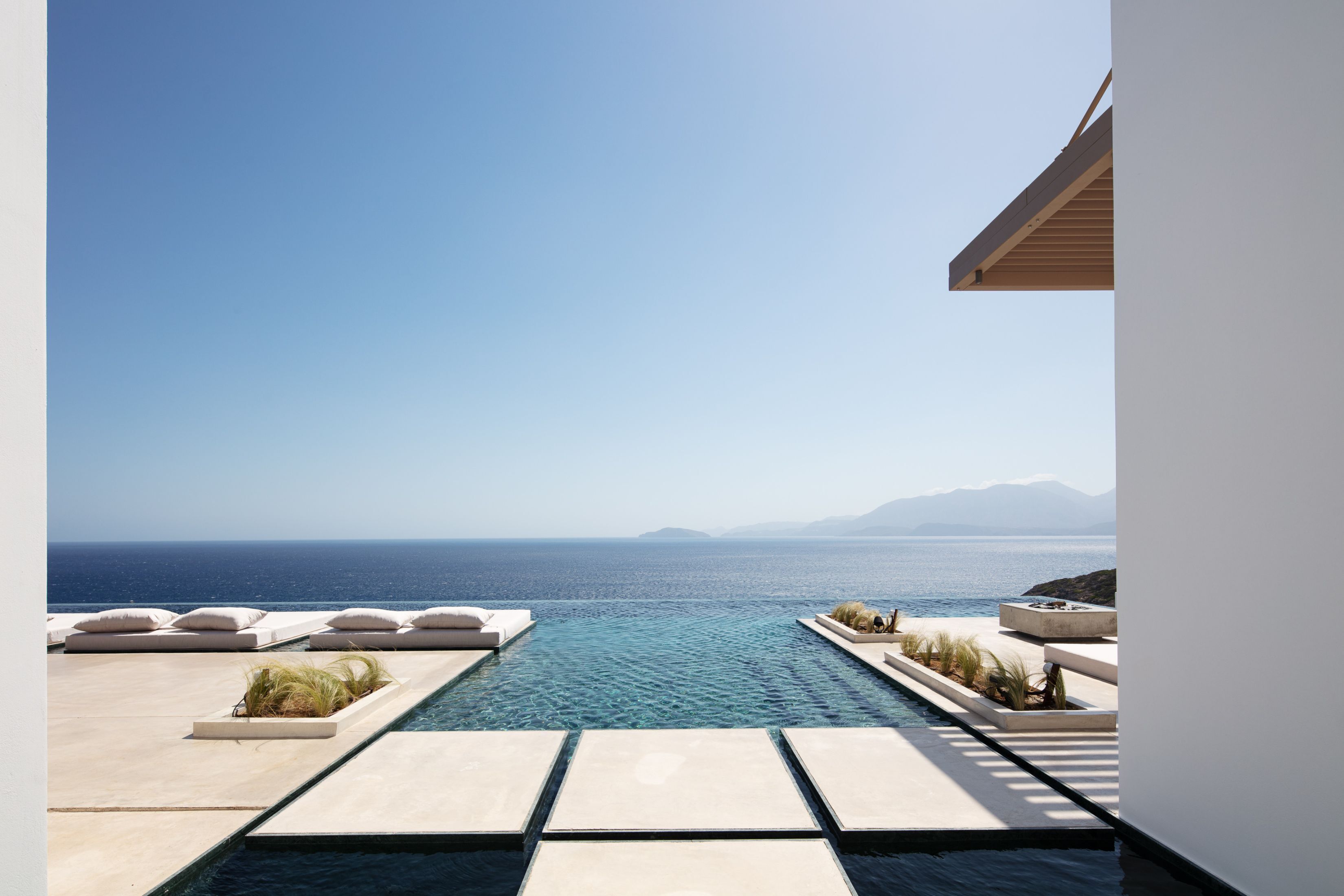 Infinity-Pool, beheizter Pool, Liegestühle