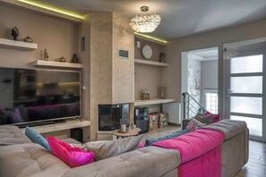 Appartement Confort | Coin séjour | TV connectée, cheminée, Netflix, services de streaming