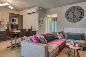 Appartement Confort | Coin séjour | TV connectée, cheminée, Netflix, services de streaming