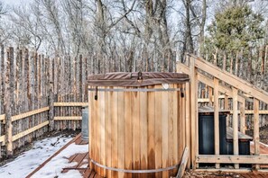 Outdoor spa tub - ARTIST'S RETREAT (San Cristobal)