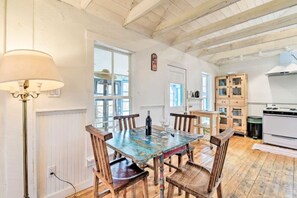 Dining - ARTIST'S RETREAT (San Cristobal)