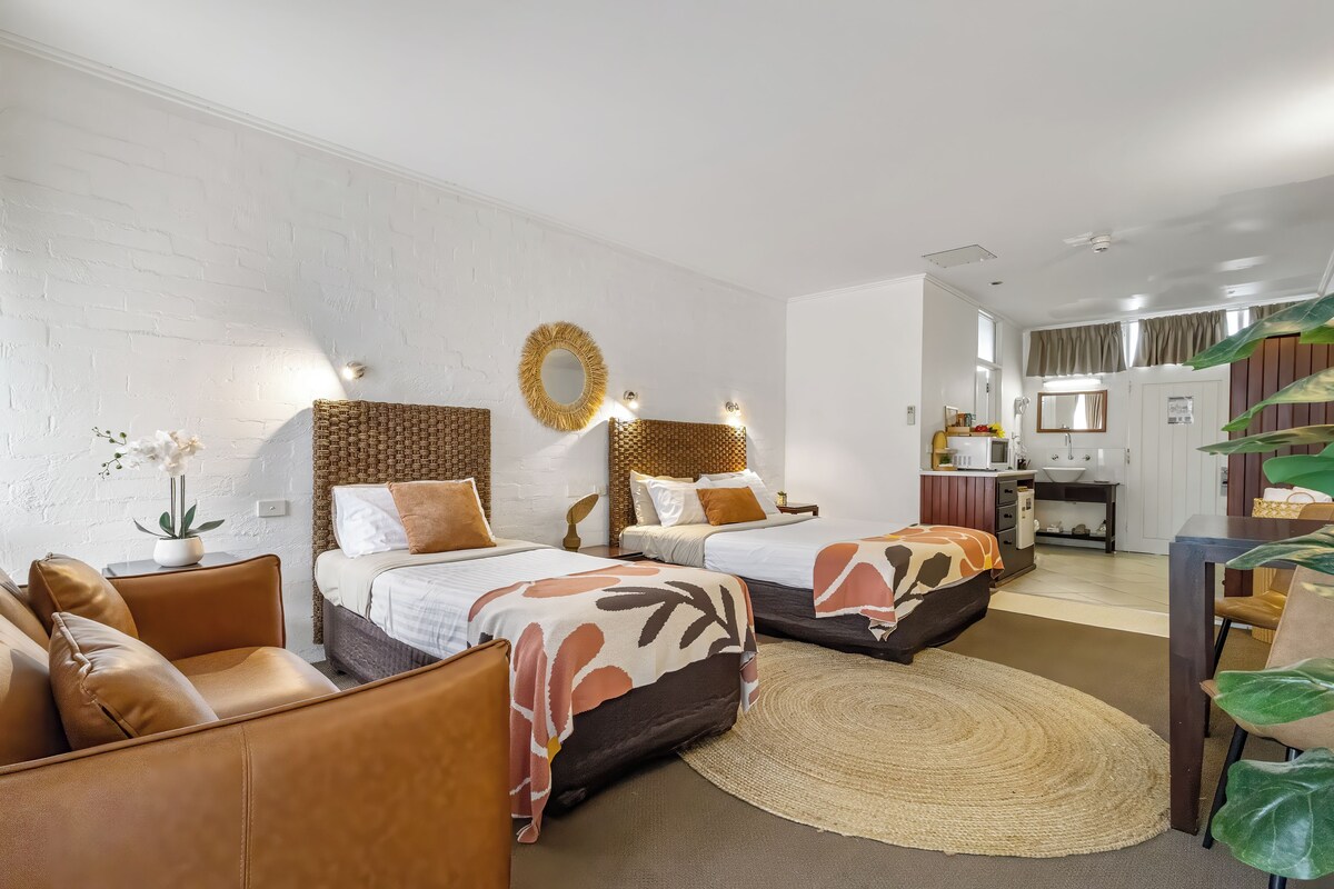 Deluxe Room | Minibar, laptop workspace, WiFi (free), bed sheets