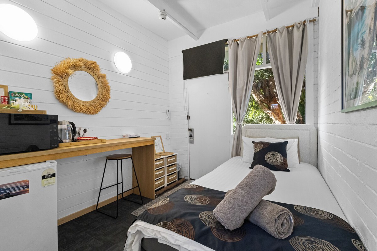 Single Room, Courtyard View | Minibar, laptop workspace, free WiFi, bed sheets