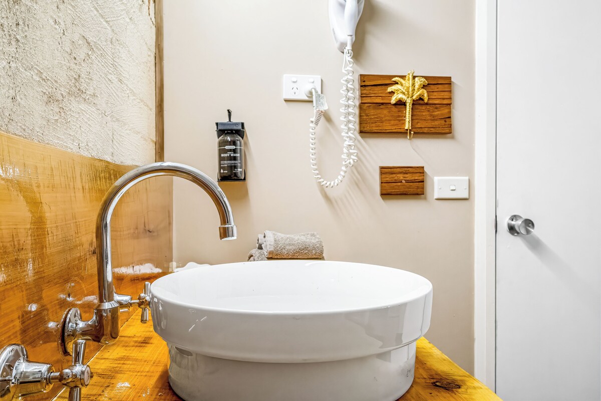 Comfort Room, Garden View | Bathroom | Shower, free toiletries, hair dryer, towels