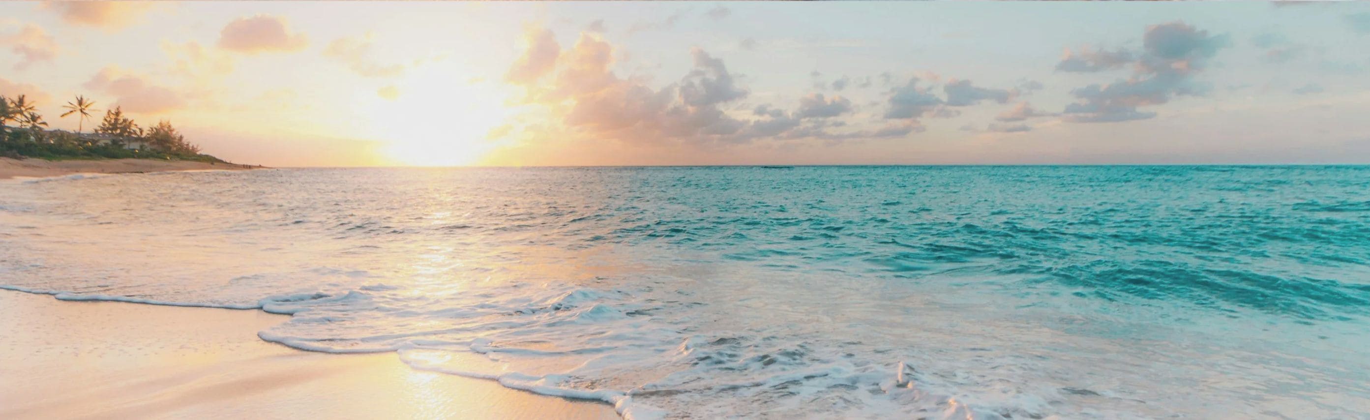 Une plage aux eaux calmes, où l’on peut admirer le coucher du soleil.