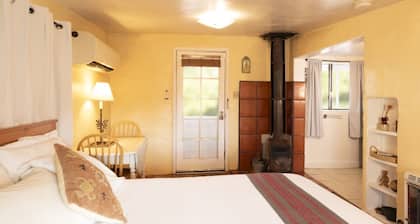 Historic Frieda’s Cabin; Hot tub, Sauna, Animals
