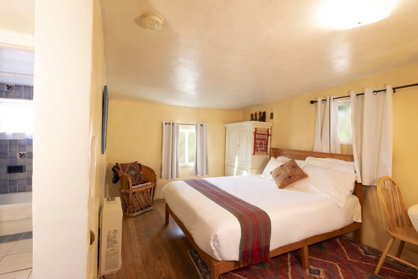 Desk, iron/ironing board, WiFi, bed sheets