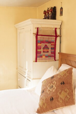 Desk, iron/ironing board, WiFi, bed sheets