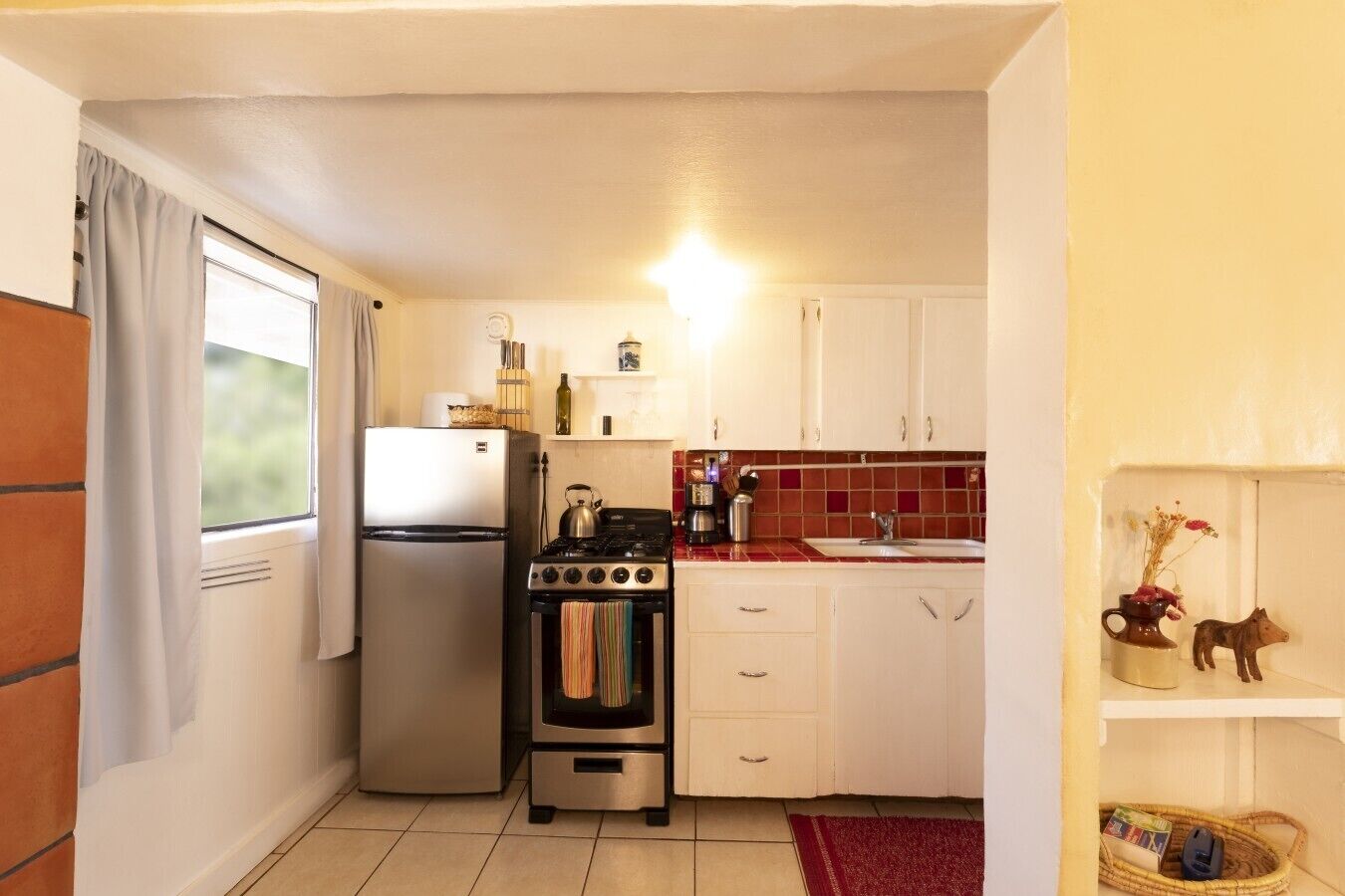 Cafetera y tetera, refrigerador, horno y parrilla de estufa 