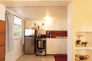 Coffee/tea maker, fridge, oven, stovetop
