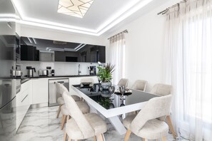 Villa Deluxe | Cuisine privée | Grand réfrigérateur, micro-ondes, four, plaque de cuisson