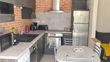 Een koelkast, een microgolfoven, een oven, een vaatwasser