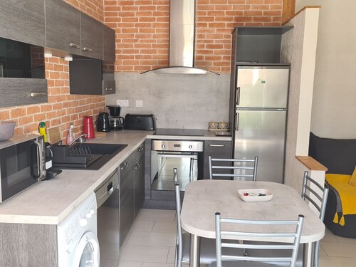 Cozy Renovated House, 4 Guests, Near Beach & Shops, Large Shared Garden with Trampoline & Swing