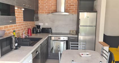 Cozy Renovated House, 4 Guests, Near Beach & Shops, Large Shared Garden with Trampoline & Swing