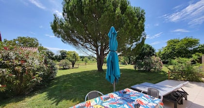 Maison rĂ©novĂ©e avec jardin partagĂ© de 2000mÂČ Ă 1,3 km de la plage Clemenceau, idĂ©ale pour 4 personnes