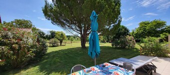 Cozy Renovated House, 4 Guests, Near Beach & Shops, Large Shared Garden with Trampoline & Swing