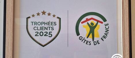 Un certificat encadré, orné de deux logos : l’un pour « Trophées Clients 2025 » et l’autre pour « Gîtes de France ».