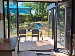 Outdoor dining - Charming gîte with private pond and fishing, garden, BBQ, fibre, 2 bedrooms - Alexain (Alexain)