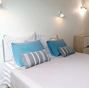 Room - Charming gîte with private pond and fishing, garden, BBQ, fibre, 2 bedrooms - Alexain (Alexain)