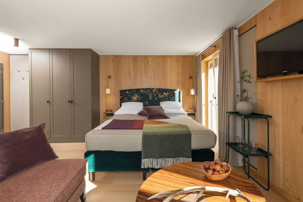 Deluxe Double Room | 1 bedroom, hypo-allergenic bedding, in-room safe, free WiFi