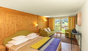 Ropa de cama hipoalergénica y caja de seguridad en la habitación 