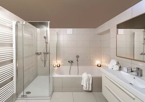 Suíte conforto | Banheiro | Secador de cabelo, roupões de banho, toalhas de banho, shampoo