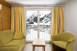 Family Room | 1 bedroom, hypo-allergenic bedding, in-room safe, free WiFi