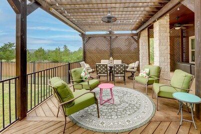 Pool & Hot Tub in Sunny Smithville Getaway!