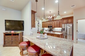 Fridge, microwave, stovetop, dishwasher
