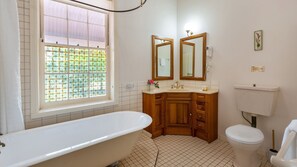 Bathtub, eco-friendly toiletries, hair dryer, soap - Bluebush Estate - The Cottage (Rothbury)