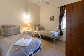 3 bedrooms, WiFi (free), bed sheets