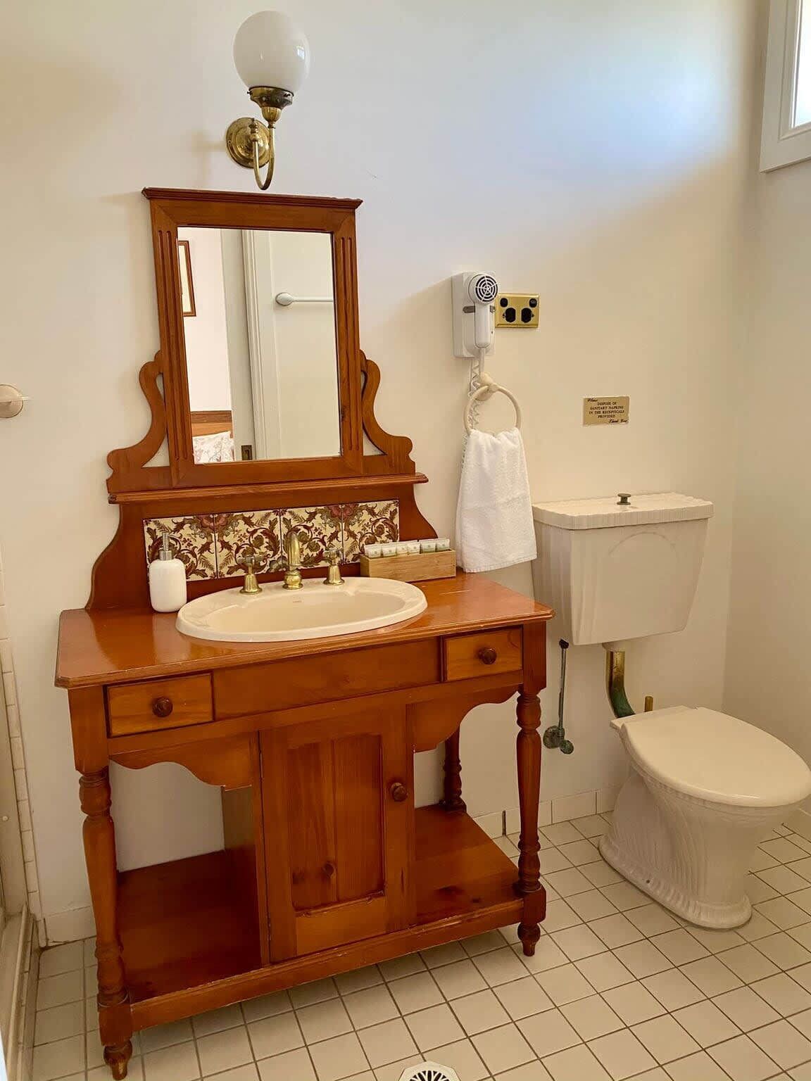 Shower, eco-friendly toiletries, hair dryer, shampoo