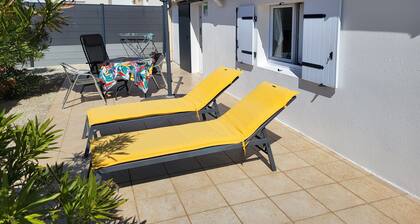 Cozy Renovated Cottage Near Beach with Shared Garden and Activities in Saint-Vincent-sur-Jard