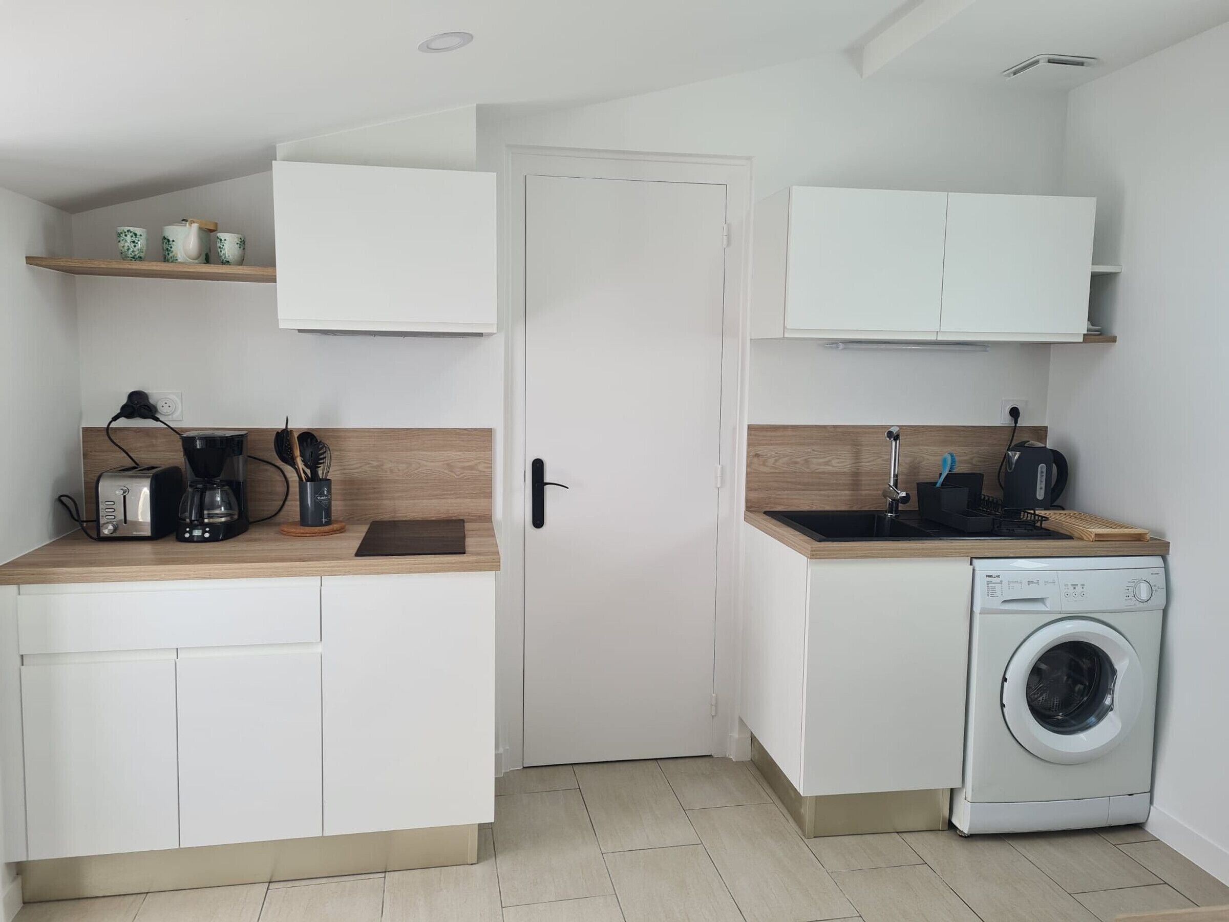 Réfrigérateur, micro-ondes, four