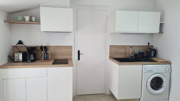 Réfrigérateur, micro-ondes, four