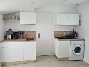 Réfrigérateur, micro-ondes, four