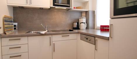 Réfrigérateur, micro-ondes, four, plaque de cuisson